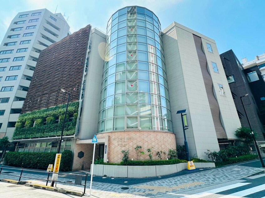 港区立麻布図書館(図書館)まで350m リバーレ麻布十番