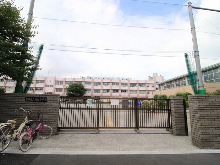 葛飾区立梅田小学校(小学校)まで107m マンション　ラ・ブリュ－ヌ