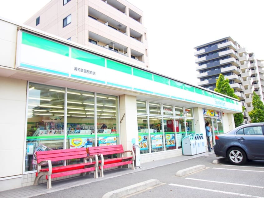 ファミリーマート(コンビニ)まで260m サン　フォレストⅡ