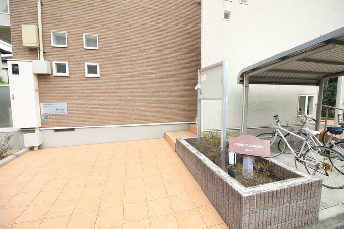 エントランス部分 シャルマン麻溝台