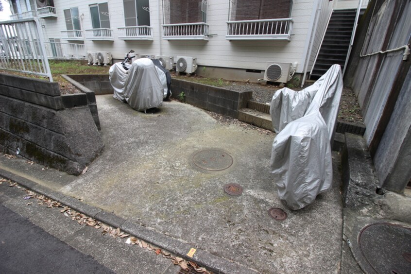 バイク置き場 エステート京塚