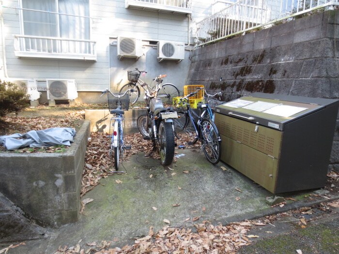 バイク置き場 エステート京塚