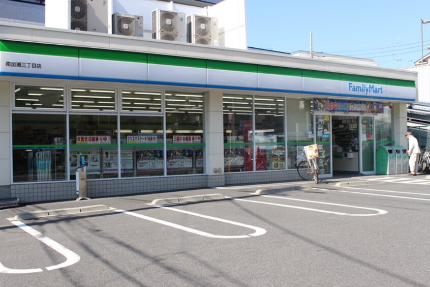 ファミリーマート(コンビニ)まで151m グランド－ル　ユリ