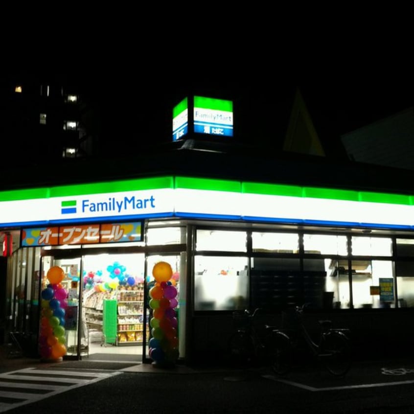 ファミリーマート(コンビニ)まで300m メゾンロジェ