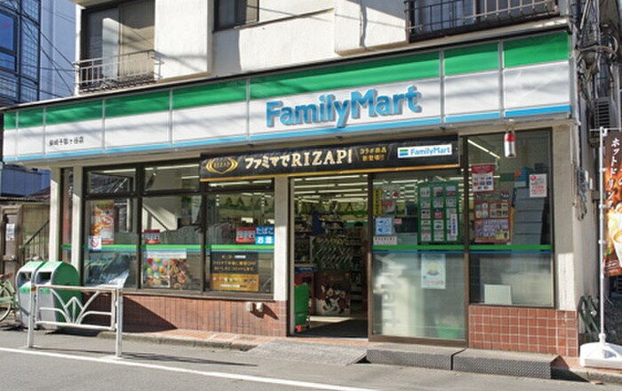 ファミリーマート柴崎千駄ヶ谷店(コンビニ)まで650m ヴィアレット原宿