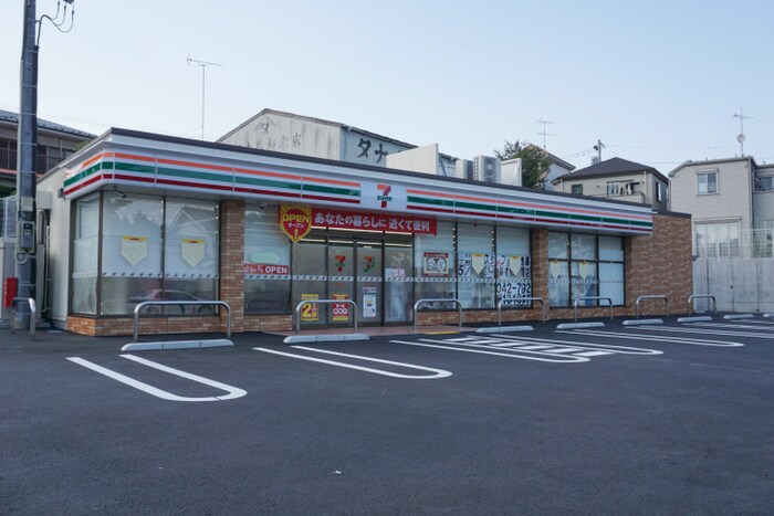 セブンイレブン 町田芝溝街道店(コンビニ)まで696m ピエ－ルモンテ