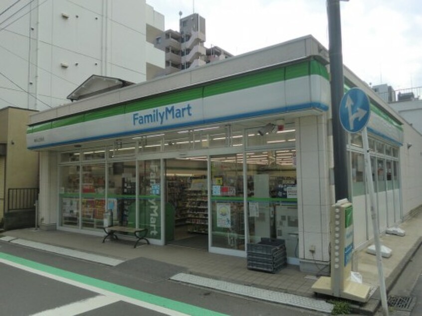 ファミリーマート横浜山王町店(コンビニ)まで210m BandoubashiRentalApartment
