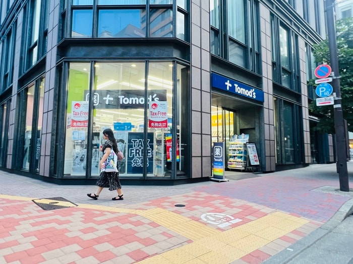 トモズ(ドラッグストア)まで60m エスティメゾン銀座