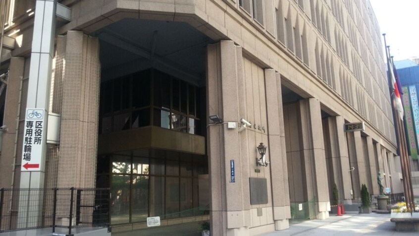 新宿区役所(役所)まで728m コンフォリア新宿