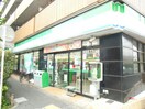 ファミリーマート 新代田駅前店(コンビニ)まで303m メゾンアライ五番館