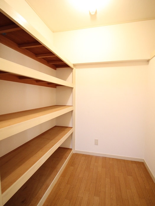 収納 シオミプラザファ－スト