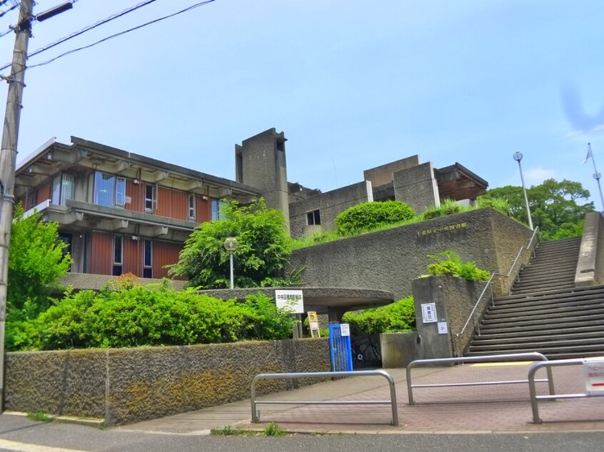 中央図書館(図書館)まで300m グラン・セントラル