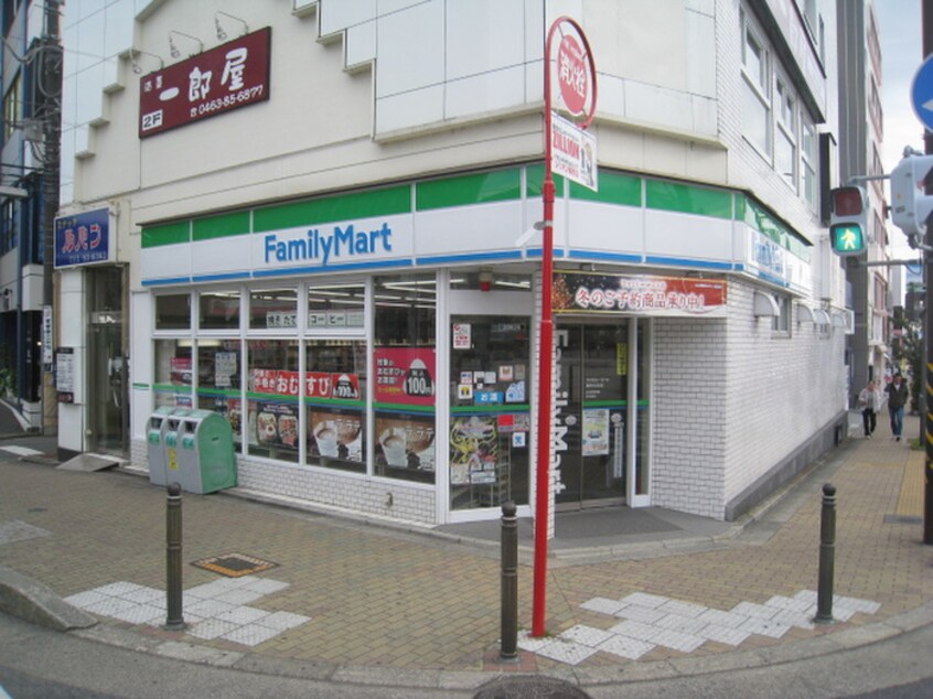 ファミリーマート 秦野本町二丁目店(コンビニ)まで85m Ｄフラッツ