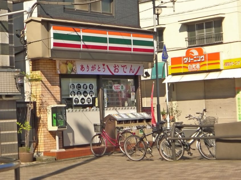 セブンイレブン(コンビニ)まで597m リブリ・ルームス弁天３