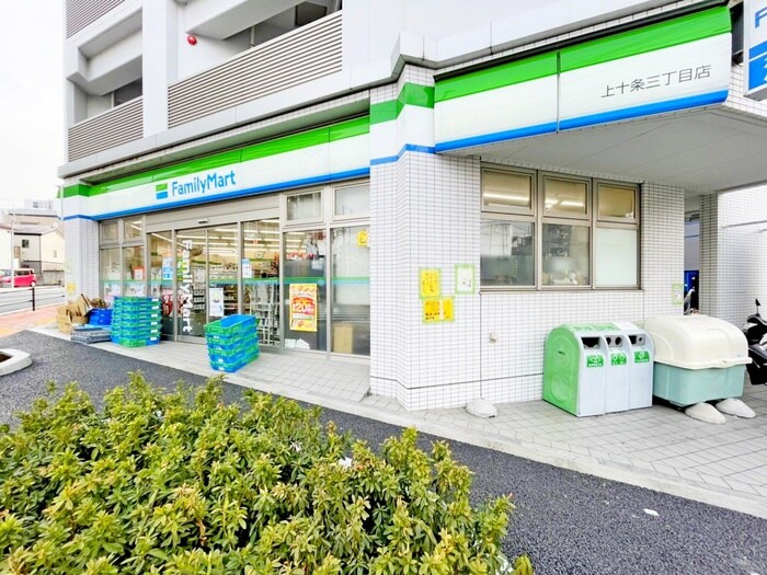 ファミリーマート上十条三丁目店(コンビニ)まで620m 第三ヒルズハウス