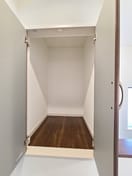 収納 栄町3丁目住宅