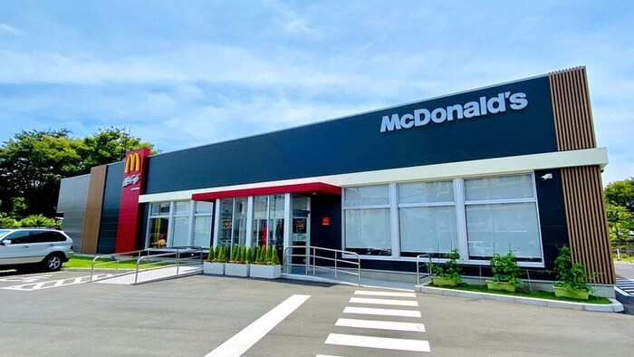 マクドナルド多摩堤通り喜多見店(ファストフード)まで400m アエルパレス成城