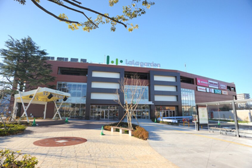 ララガーデン川口(ショッピングセンター/アウトレットモール)まで800m ロイヤルハウス