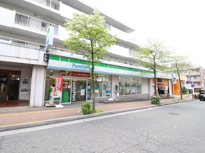 ファミリーマート 市ヶ尾駅北口店(コンビニ)まで7m 市ヶ尾内野ビル