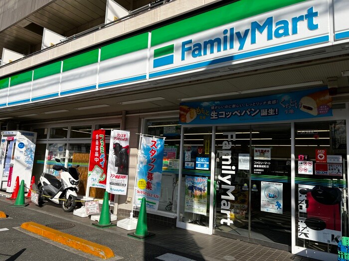 ファミリーマート鎌倉御成町店(コンビニ)まで306m リュエル鎌倉