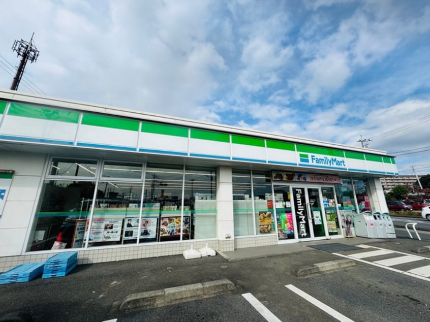 ファミリーマート 寒川宮山店(コンビニ)まで738m プレミール　Ａ