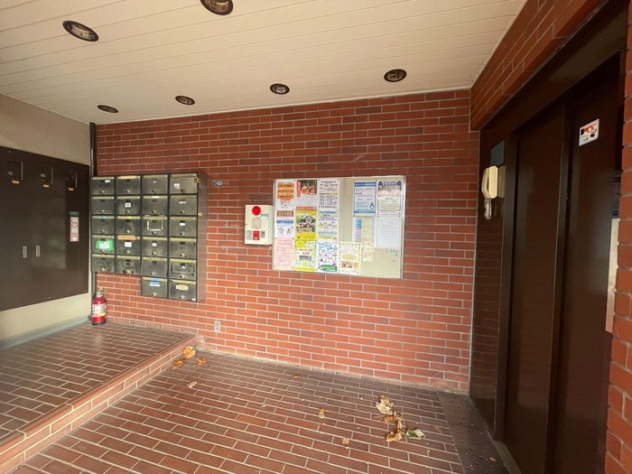 エントランス部分 ハウス師岡(1F－3F)