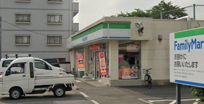 ファミリ－マ－ト昭島緑町店(コンビニ)まで385m ベルエ－ル緑ヶ丘