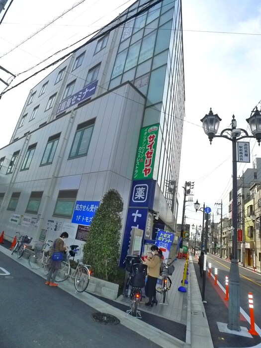 サイゼリヤ(その他飲食（ファミレスなど）)まで400m ルネコートお花茶屋