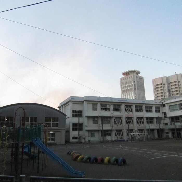 横須賀市立汐入小学校(小学校)まで850m ＤＯＣＫＳ　Ｓｈｉｏｉｒｉ