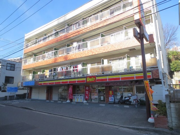 デイリーヤマザキ(コンビニ)まで209m ベルローズ日吉