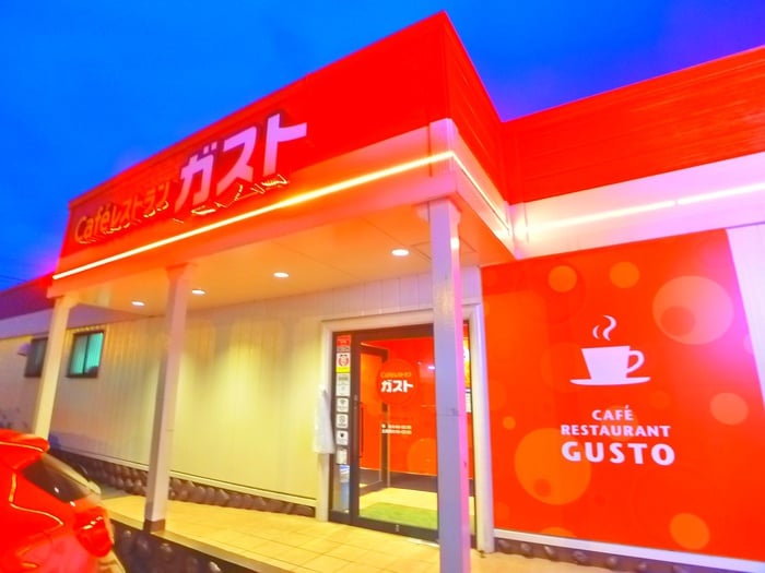 ガスト(その他飲食（ファミレスなど）)まで888m アーバン旭豊四季
