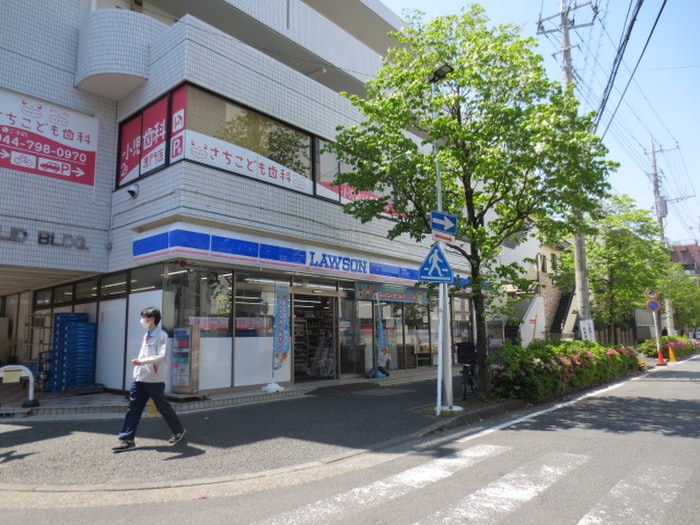 ファミリーマート(コンビニ)まで800m メゾン　山王