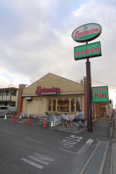 サイゼリヤ(その他飲食（ファミレスなど）)まで400m ウィステリアタワー