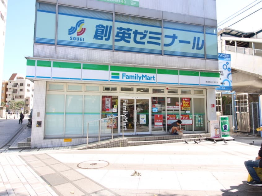 ファミリーマート 横須賀汐入駅前店(コンビニ)まで700m パルメゾン