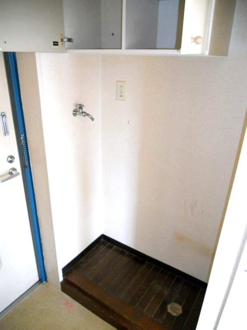 洗濯機置場 ﾚｲｴｸｾﾚﾝﾄﾘﾊﾞ-ｻｲﾄﾞ磯子(401)