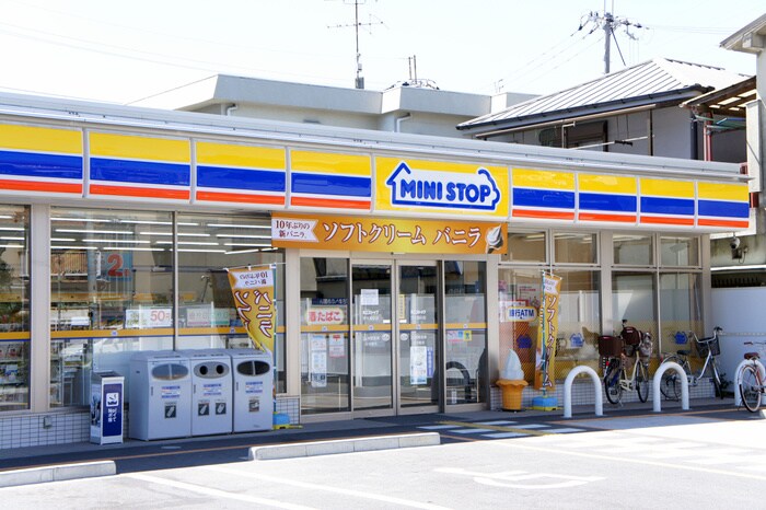 ミニストップ赤井店(コンビニ)まで200m キャッスル　ウィスタリア