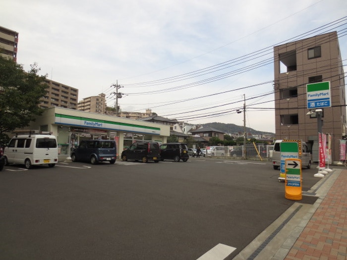 ファミリーマート鶴巻温泉病院前(コンビニ)まで323m セゾン鶴巻