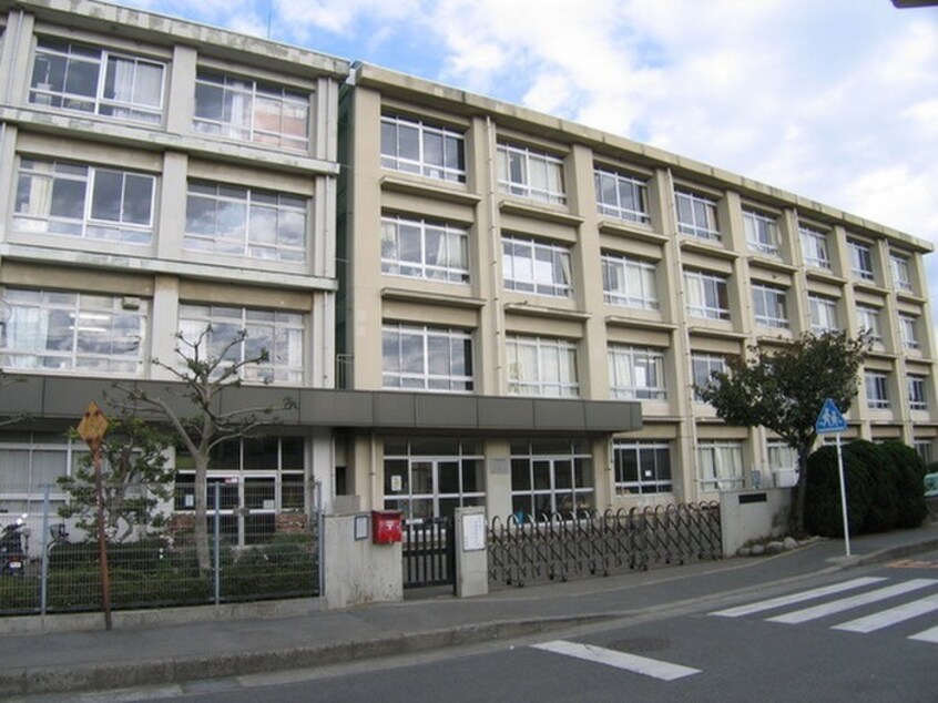 羽鳥小学校(小学校)まで117m ハイツ仲西