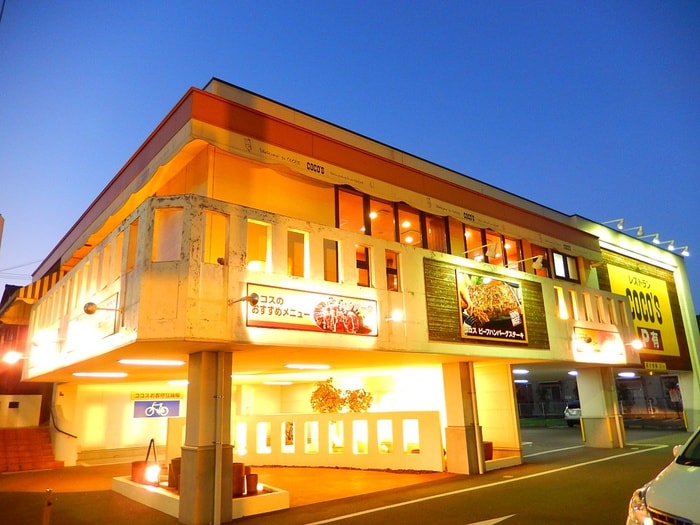 ココス 三鷹新川店(その他飲食（ファミレスなど）)まで798m プリムロ－ズ