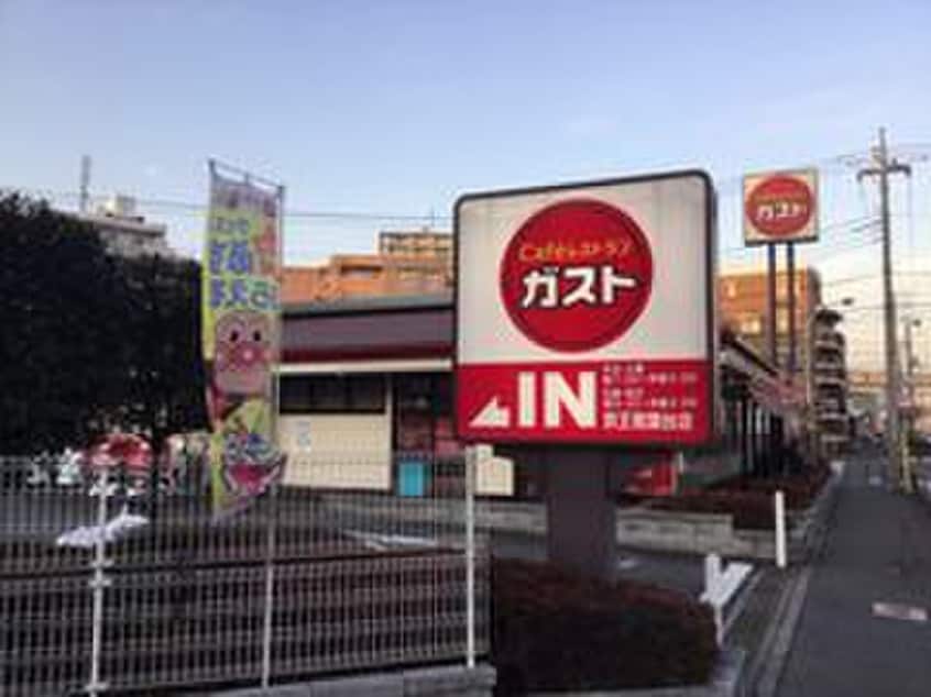 ガスト京王若葉台店(その他飲食（ファミレスなど）)まで64m ヴァンエバ－メゾン