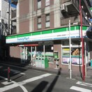 ファミリーマート佐野寅二安浦店(コンビニ)まで450m ベイルーム県立大学A