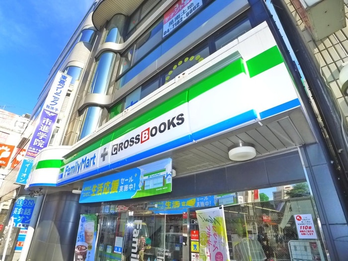 ファミリーマート(コンビニ)まで104m ＷＩＳＥＣＯＵＲＴ