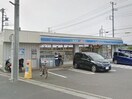 ローソン横浜三保町店(コンビニ)まで584m 岩澤マンション