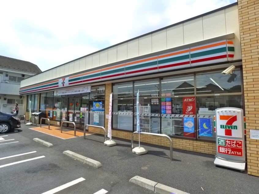 セブンイレブン(コンビニ)まで384m レジデンシア鹿浜
