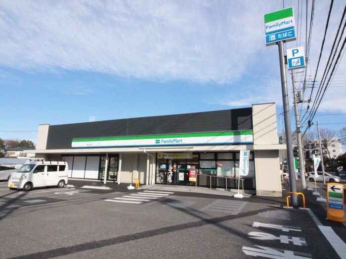 ファミリーマート(コンビニ)まで800m リブリ・草加Ⅱ