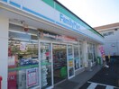 ファミリーマート 綾瀬上土棚店(コンビニ)まで572m アンプル－ルフェ－ル長坂