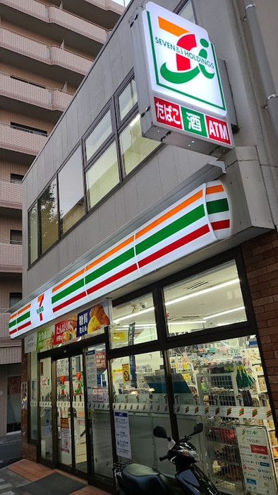 セブン-イレブン 世田谷駒沢４丁目店(コンビニ)まで60m モデラ－ト