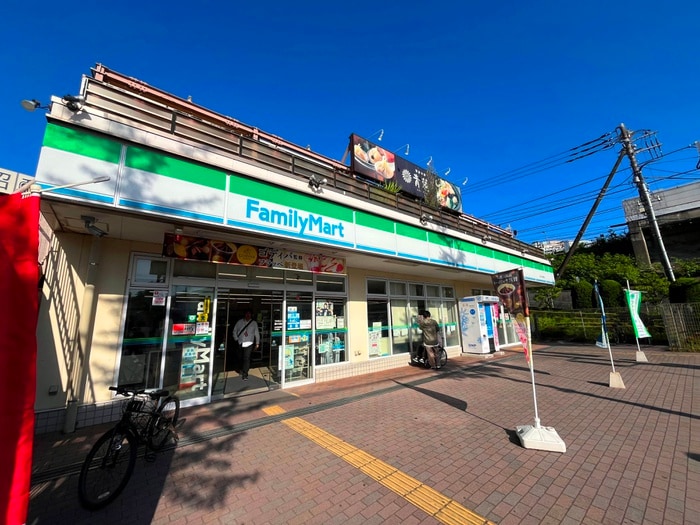 ファミリーマート藤が丘駅東店(コンビニ)まで432m アムール藤が丘