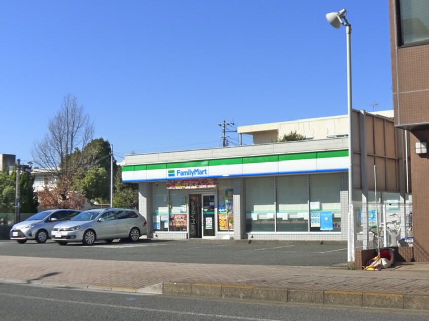 ファミリーマート(コンビニ)まで400m Ｒａｓｓｕｒｅ