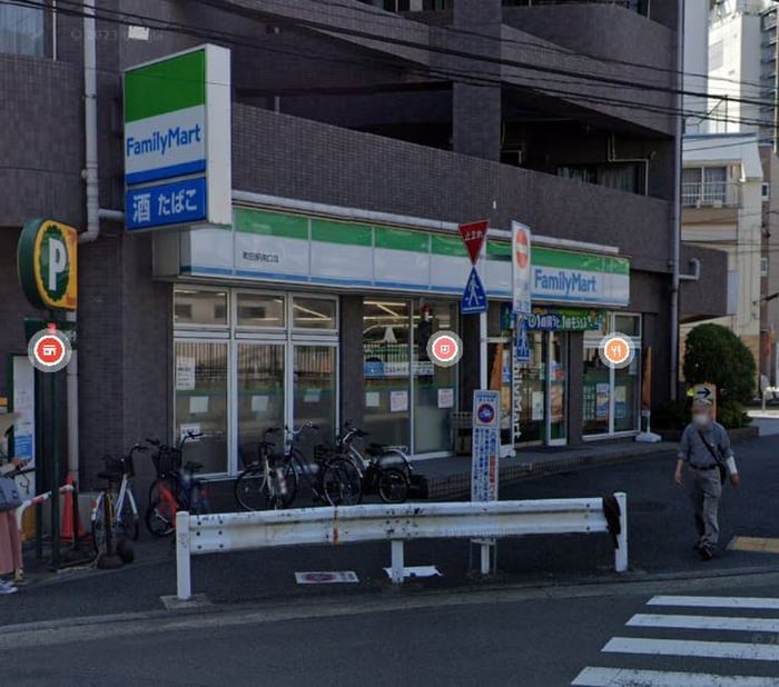 ファミリーマート 町田駅南口店(コンビニ)まで755m カインドネス町田